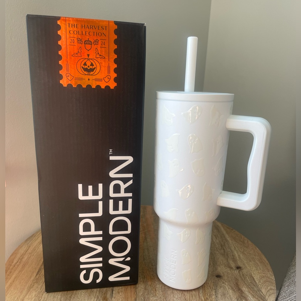 New in box simple modern Trek 40 oz Ghost